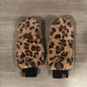 NWOT Britt’s Knits Leopard Print Faux Fur Mittens